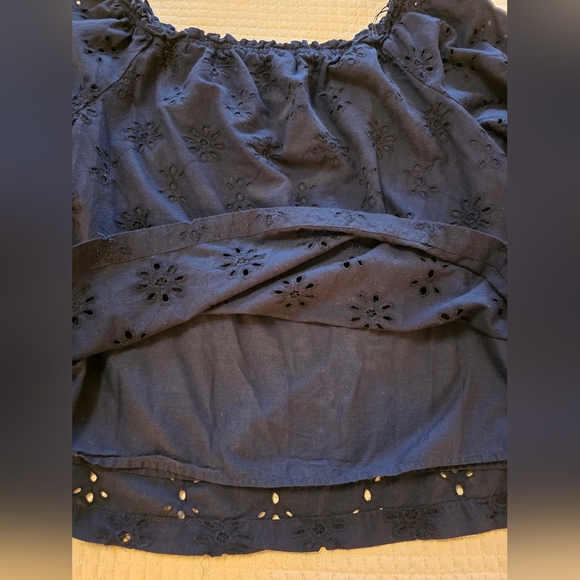 Crown & Ivy Women's Navy Eyelet Peasant Top - Size XL - Picture 4 of 9